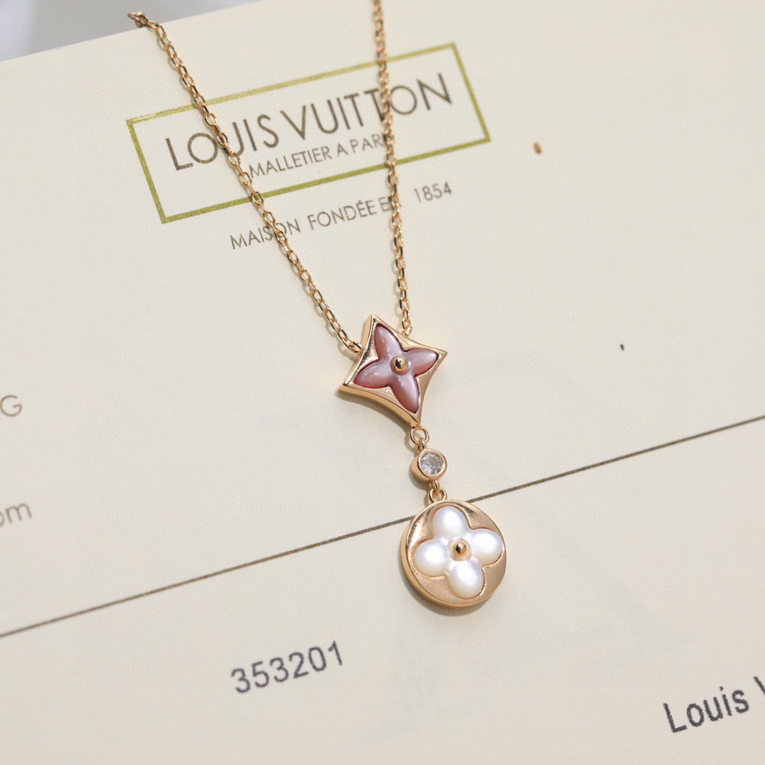 👼 】双色花项链 s925纯银 Lv项链 🍀😌Diamond Blossom系列 2朵鲜花盛开 组成珍贵的娇艳花束💐 闪耀的光芒让你在这个夏天 显得更与众不同💗本产品采用珠宝工艺白贝母💎高端纯银定制 ❗链长16+2英寸可调节❗玫瑰金色 带logo