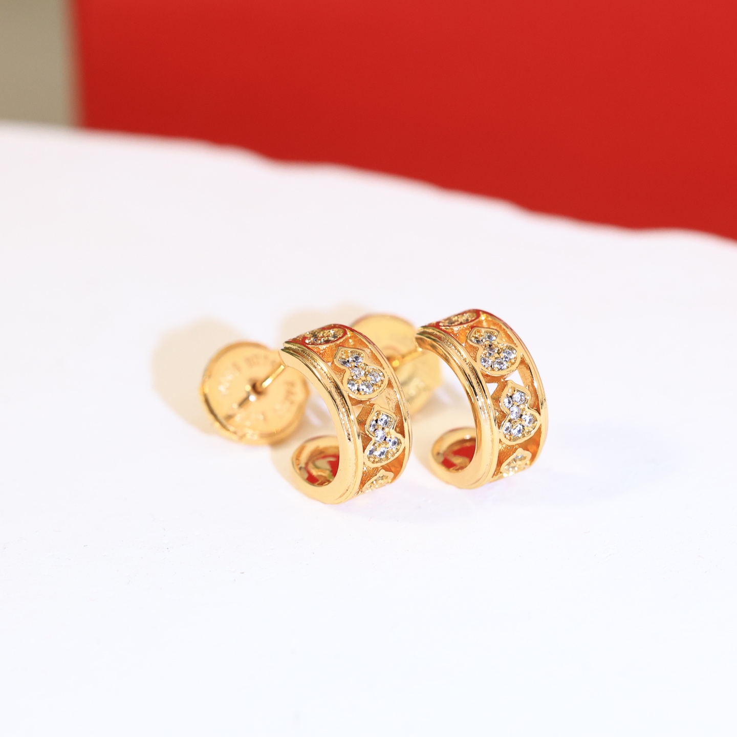 Qeelin Wulu earrings Silver-toned metal with clear diamond accents Gold-toned metal with clear diamond accents 10mm hoop diameter