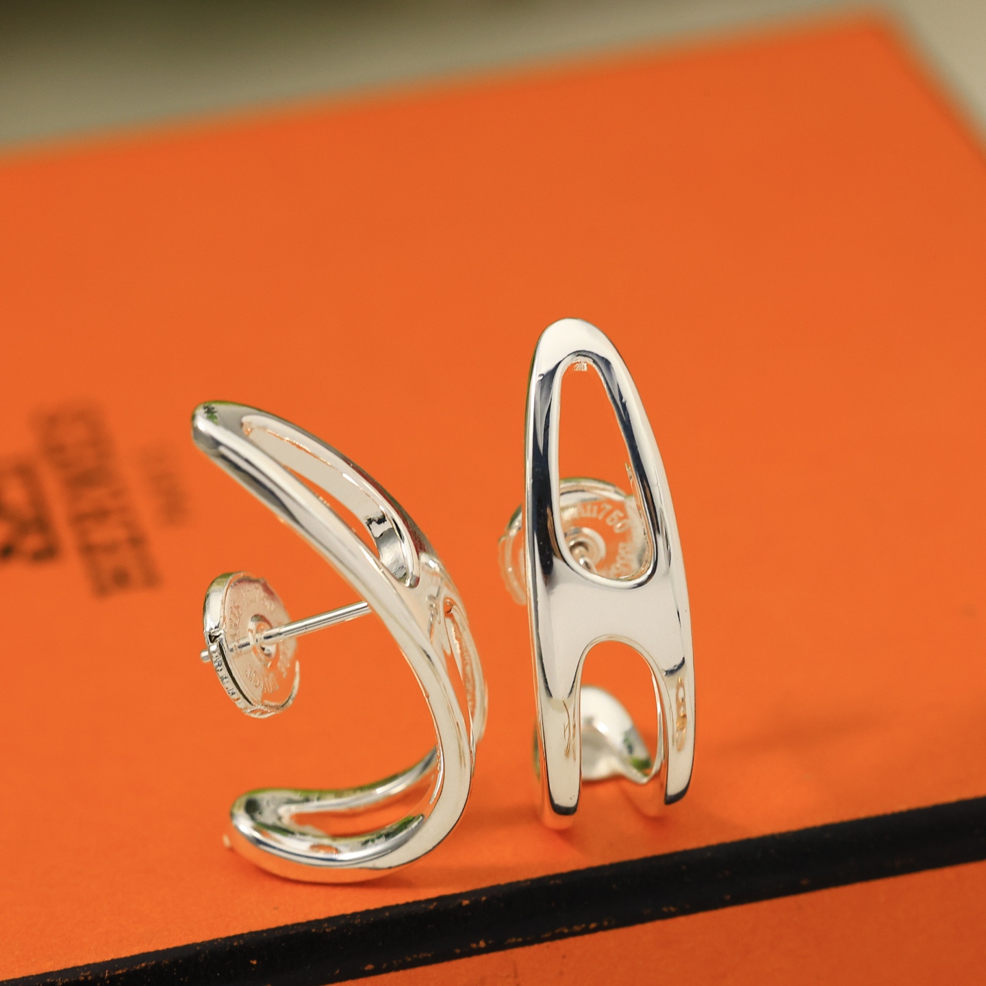👼【68】Hermes 爱马仕无钻耳钉 亚金材质 ➕ 925银针 防过敏 18k白金色！带logo 爱马仕耳钉 飞碟耳塞 
