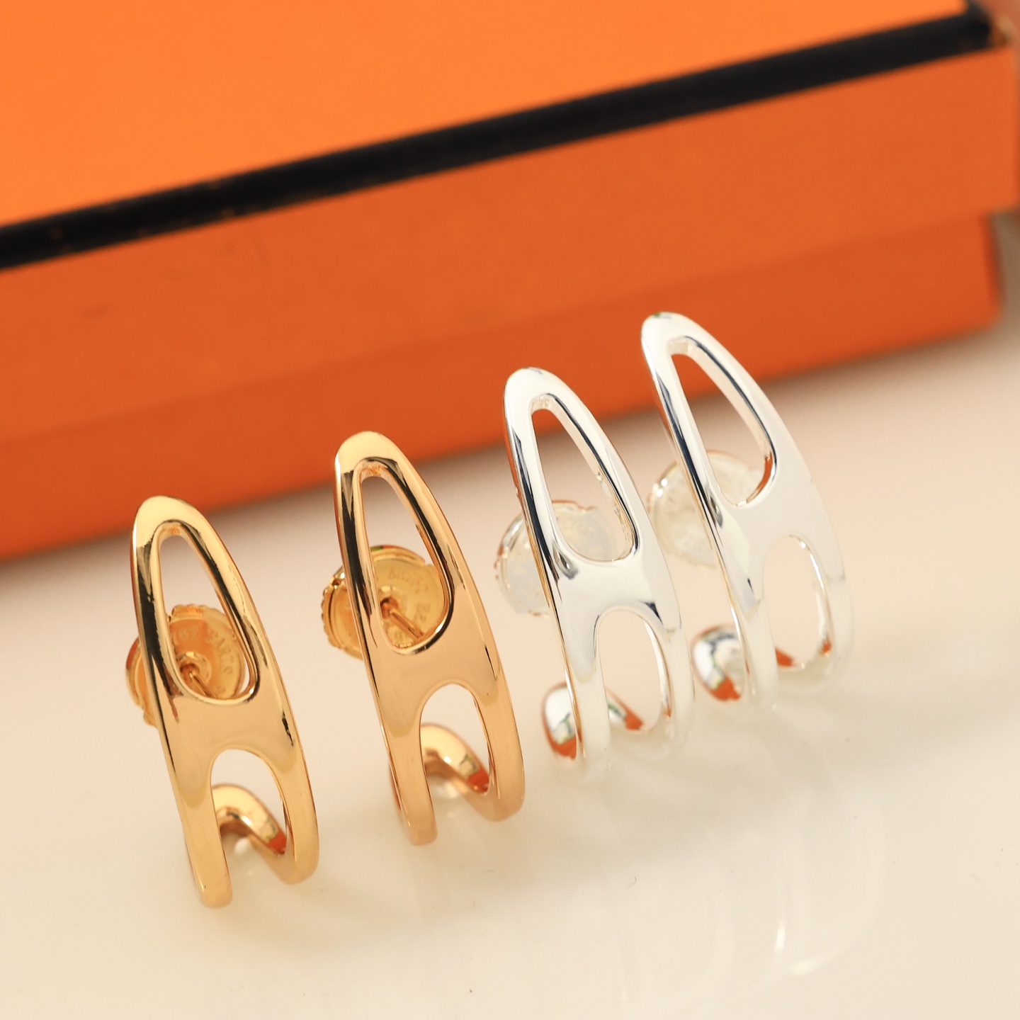 👼【68】Hermes 爱马仕无钻耳钉 亚金材质 ➕ 925银针 防过敏 18k白金色！带logo 爱马仕耳钉 飞碟耳塞 