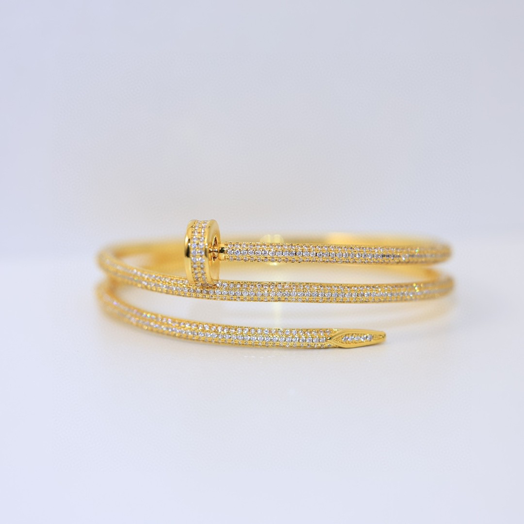 👼 】卡地亚Cartier钉子 新款 双层 镶钻手镯💍卡地亚经典杰作,经久不衰❗传奇经典,一直流行无需多说❗看做工看细节看刻字,一致正品精选德国进口亚金材质,Au750标超厚电镀层❗原版 logo 👉🏻👉🏻给你最完美的体验❗玫瑰金白金色 k黄可选!亚金材质