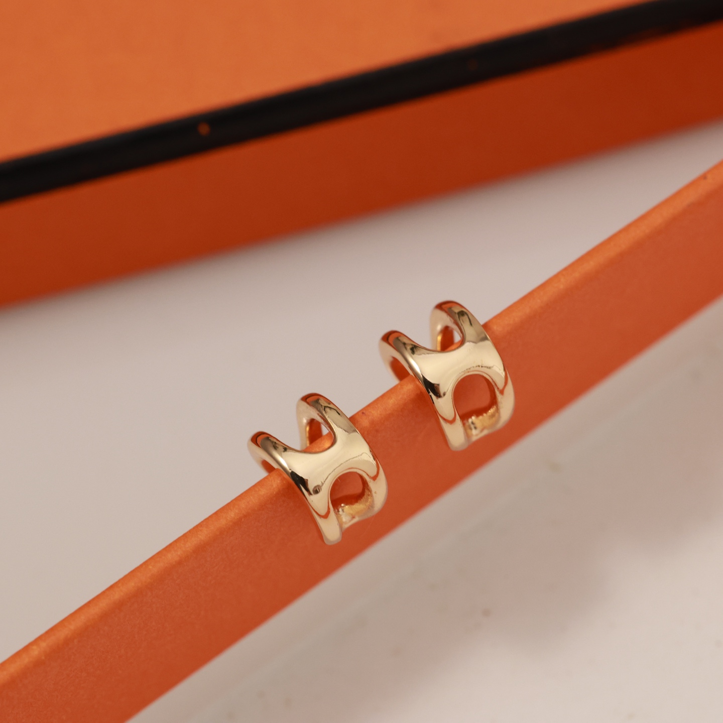  Hermes 爱马仕无钻耳扣 耳夹 亚金材质 18k白金色！带logo 爱马仕耳钉 