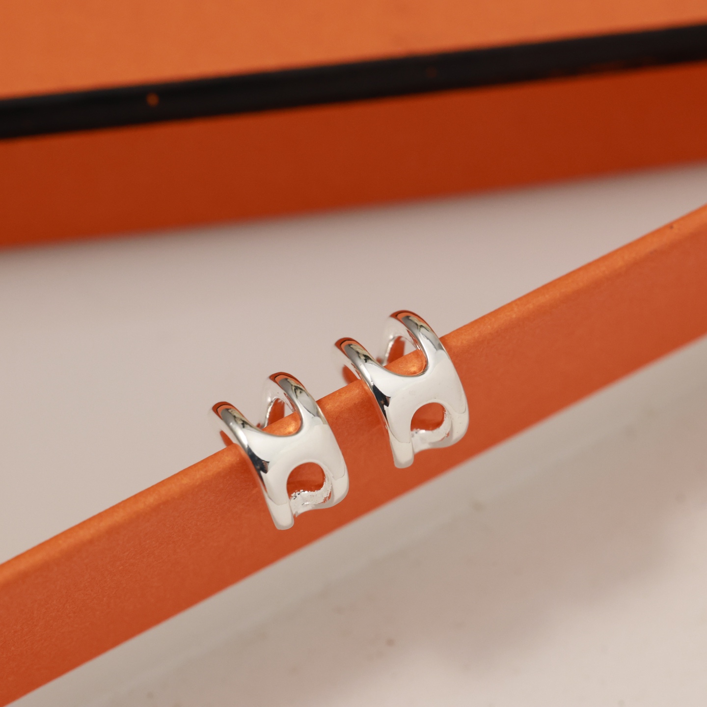  Hermes 爱马仕无钻耳扣 耳夹 亚金材质 18k白金色！带logo 爱马仕耳钉 