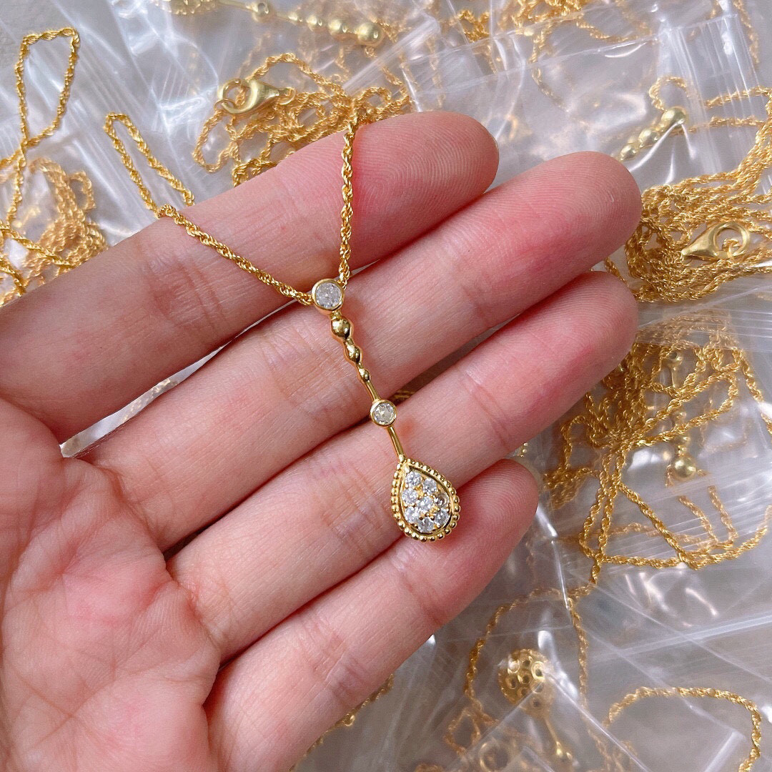  宝诗龙水滴项链💧SERPENT BOHÈME项链。典经而现代，水滴形装铺饰镶钻石，合契现今新的审美。S