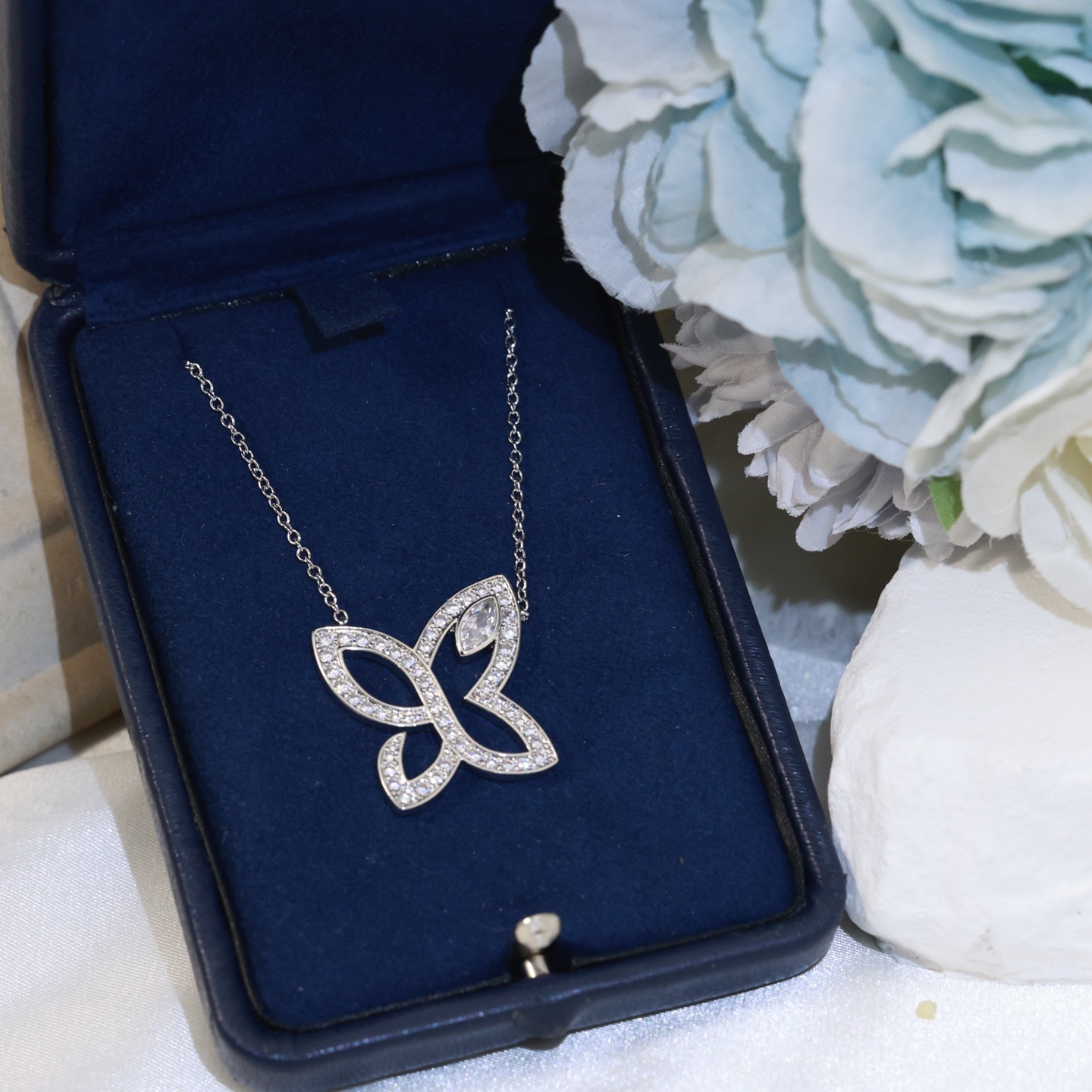 Luxury Harry Winston Gold Necklace with High-Quality Logo and Platinum Refinement