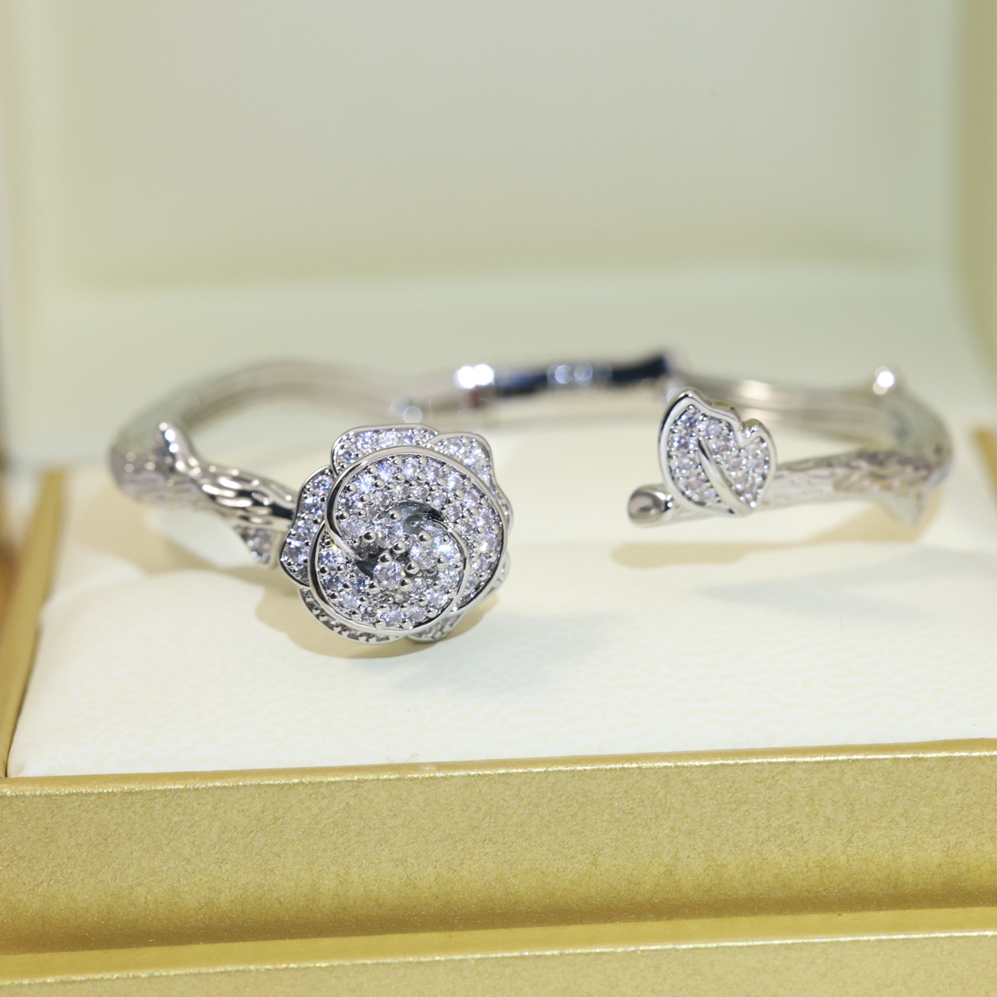 Exquisite Count’s Bracelet in Vibrant Colors with High-Quality Materials and Original Design - 图片 6