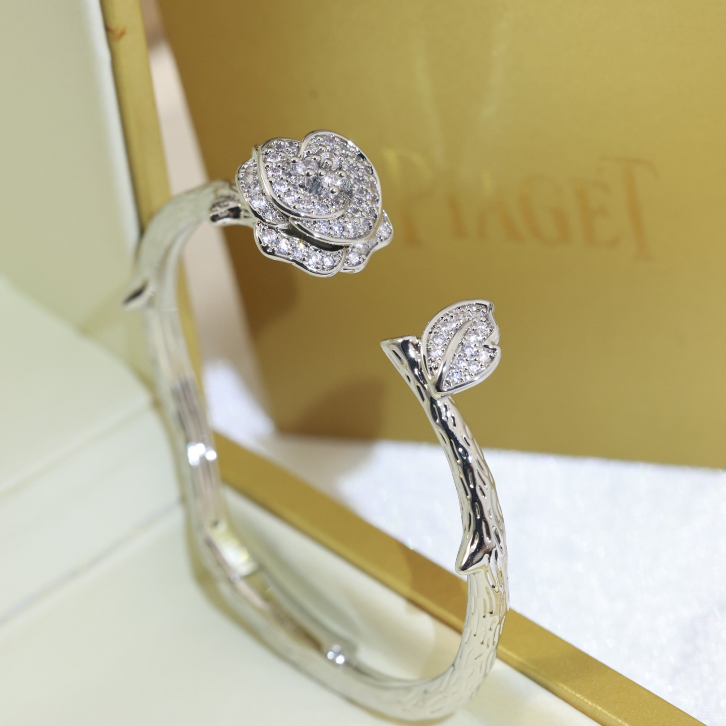 Exquisite Count’s Bracelet in Vibrant Colors with High-Quality Materials and Original Design - 图片 4
