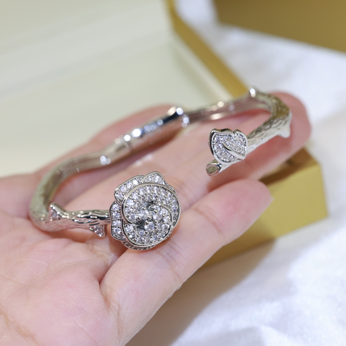 Exquisite Count’s Bracelet in Vibrant Colors with High-Quality Materials and Original Design - 图片 3