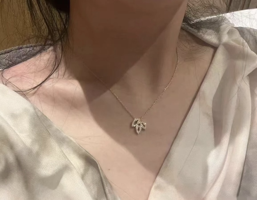 “Harry Winston Lily Cluster Necklace: Everyday Wear with Flower-inspired Design” - 图片 8