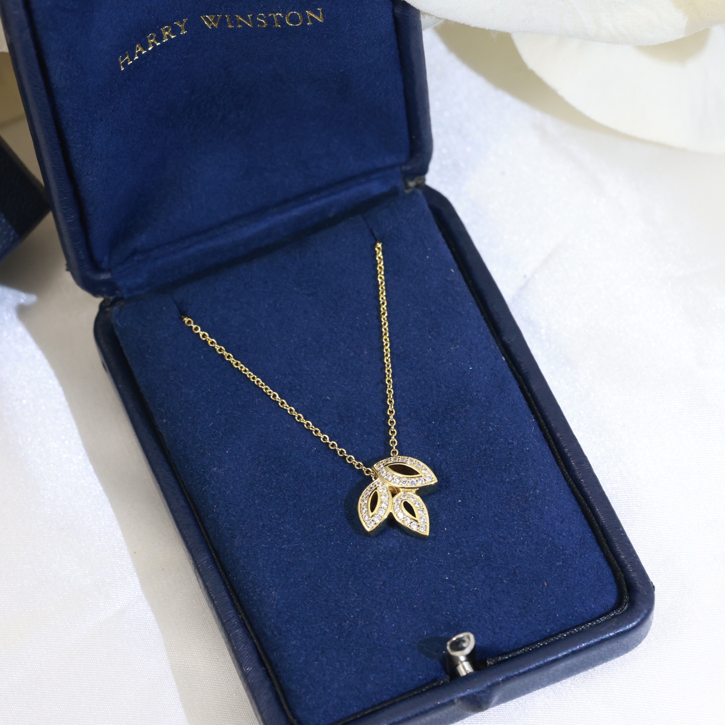 “Harry Winston Lily Cluster Necklace: Everyday Wear with Flower-inspired Design” - 图片 4
