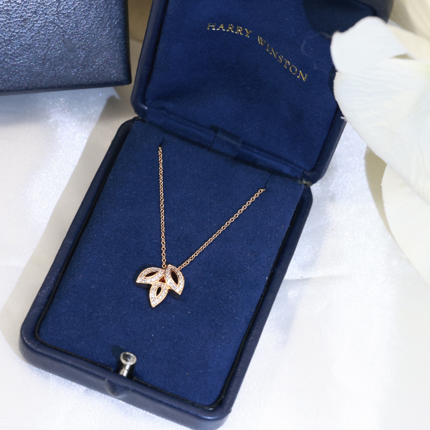 “Harry Winston Lily Cluster Necklace: Everyday Wear with Flower-inspired Design” - 图片 7