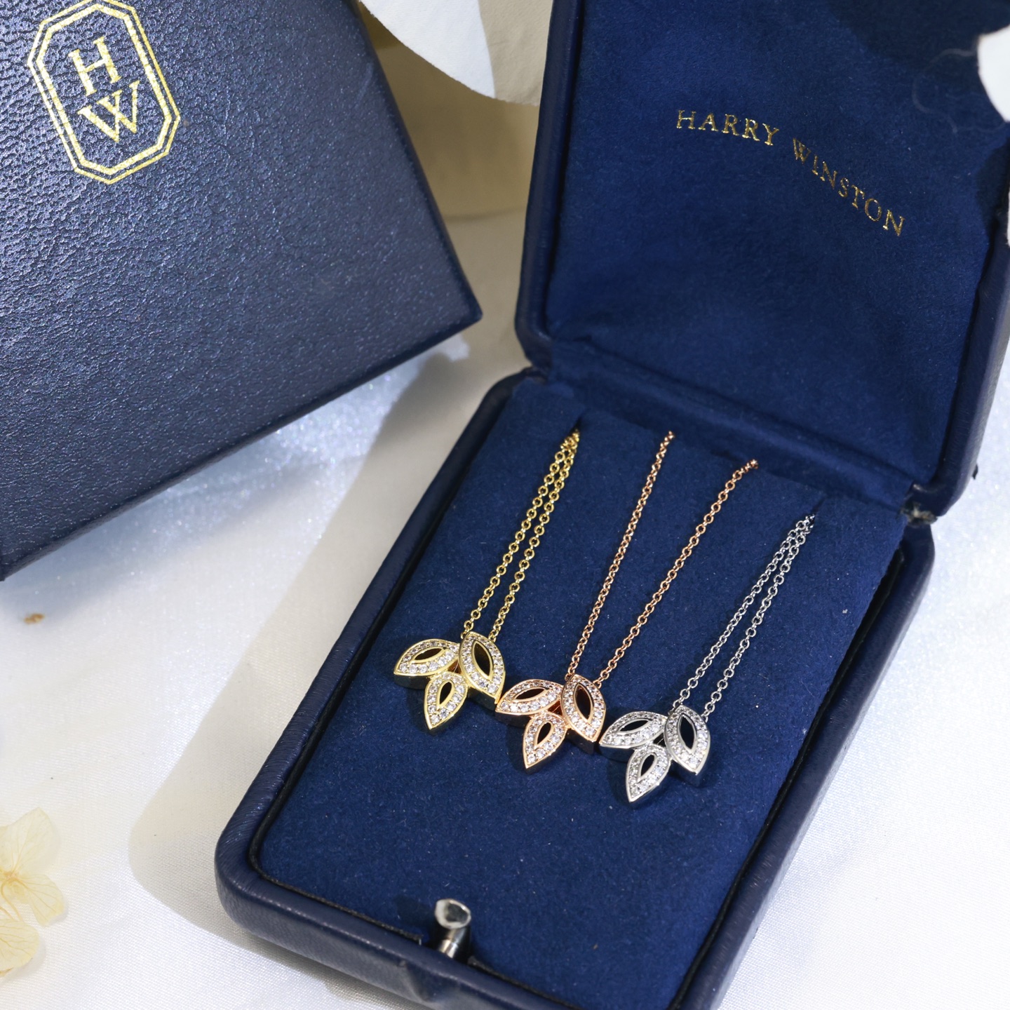 “Harry Winston Lily Cluster Necklace: Everyday Wear with Flower-inspired Design” - 图片 5