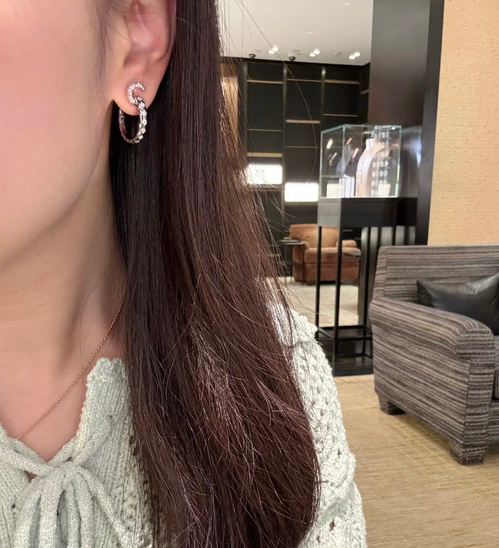  精工版本👼【925050】COCO CRUSH系列耳环菱格纹图案，BEIGE米色18K金，双C小香菱形