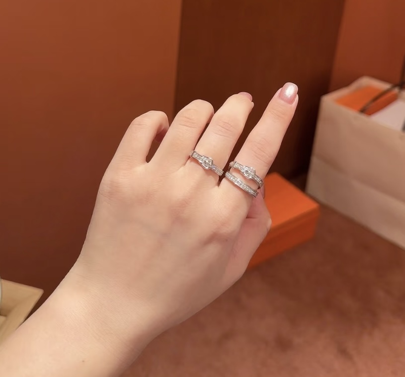  ✨👼【925048】戒指 💍火爆 Hermes爱马仕皮带扣戒指💍独家进口亚金材质 微镶 全部八心八箭切
