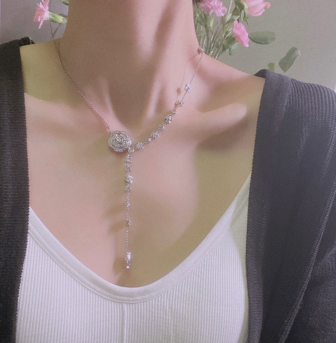  CHANEL香奈儿镂空山茶花项链 🌺经典热销款 香奈儿女神必备 CHANEL镂空茶花项链满钻版 🌸亚金