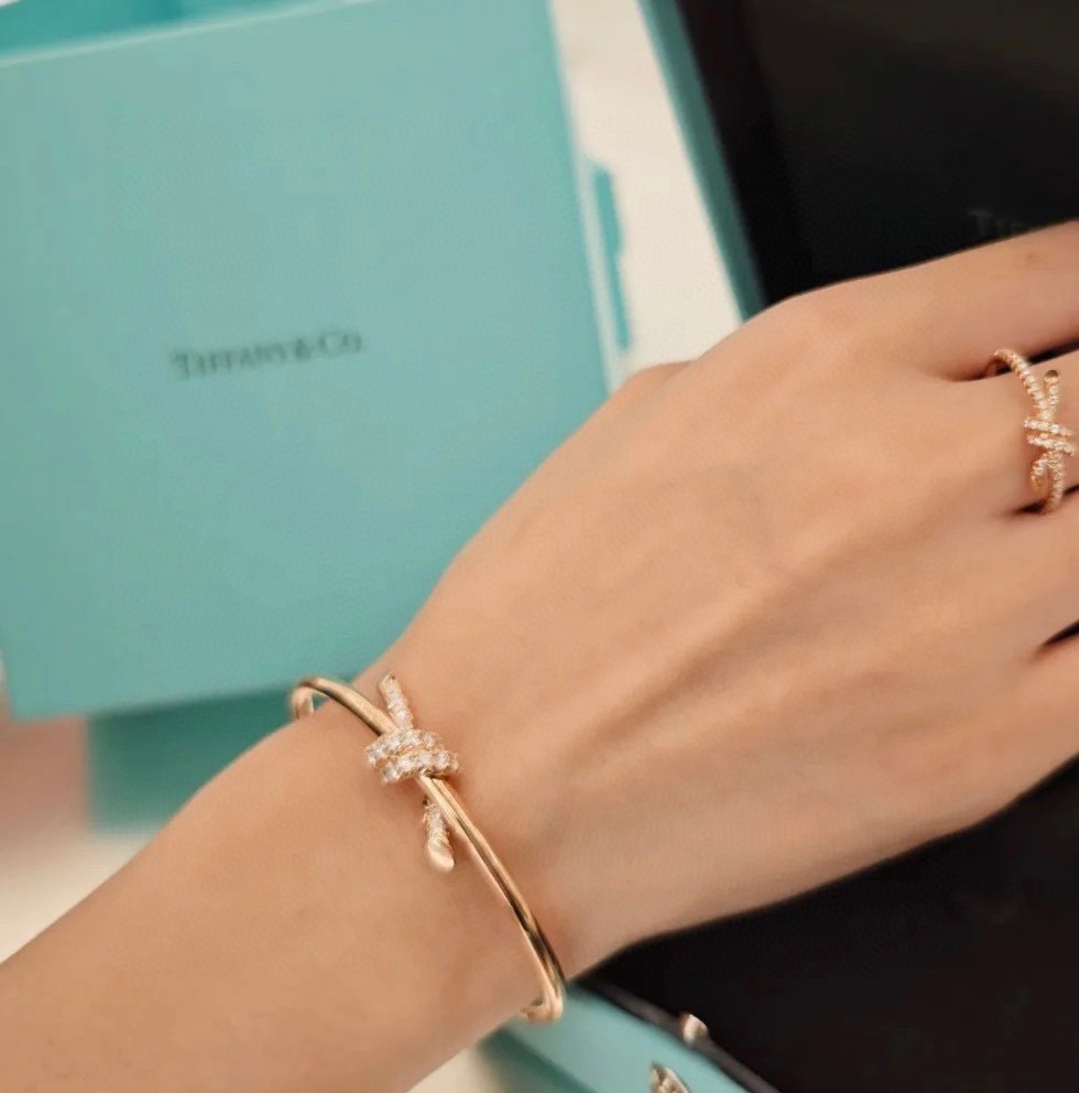  新款Tiffany 绳结手镯 亚金材质 带原版logo 🎀美的窒息今年最火爆新款 🌼蒂芙尼手镯👼【92