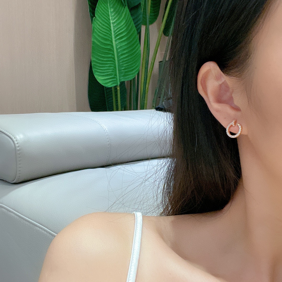  满钻版本 👼【925050】卡地亚耳钉 满钻钉子耳钉😉卡地亚 S925纯银材质精工版，配原版飞碟耳塞偷