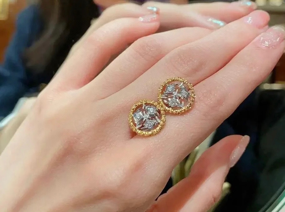 👼【】布契拉提 Buccellati 意大利高级珠宝品牌 复古宫廷风带钻拉丝花环耳钉 亚金材质 18k厚