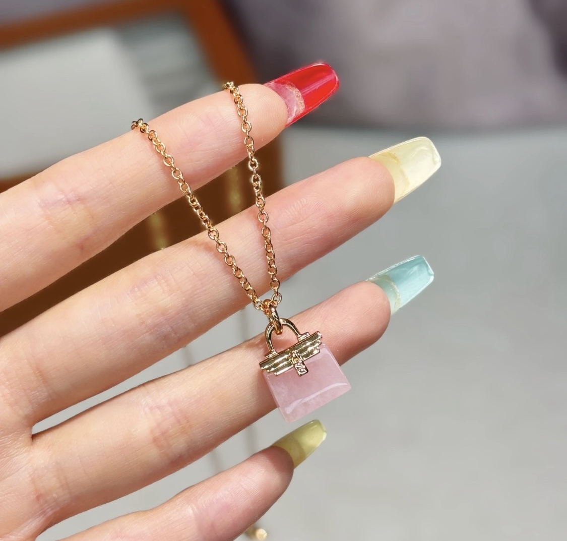  👼【925048】 色色经典爱马仕 包包👶项链高端定制 粉色包包色色好别致！😘😘难以取舍💃🏻💃🏻各种百