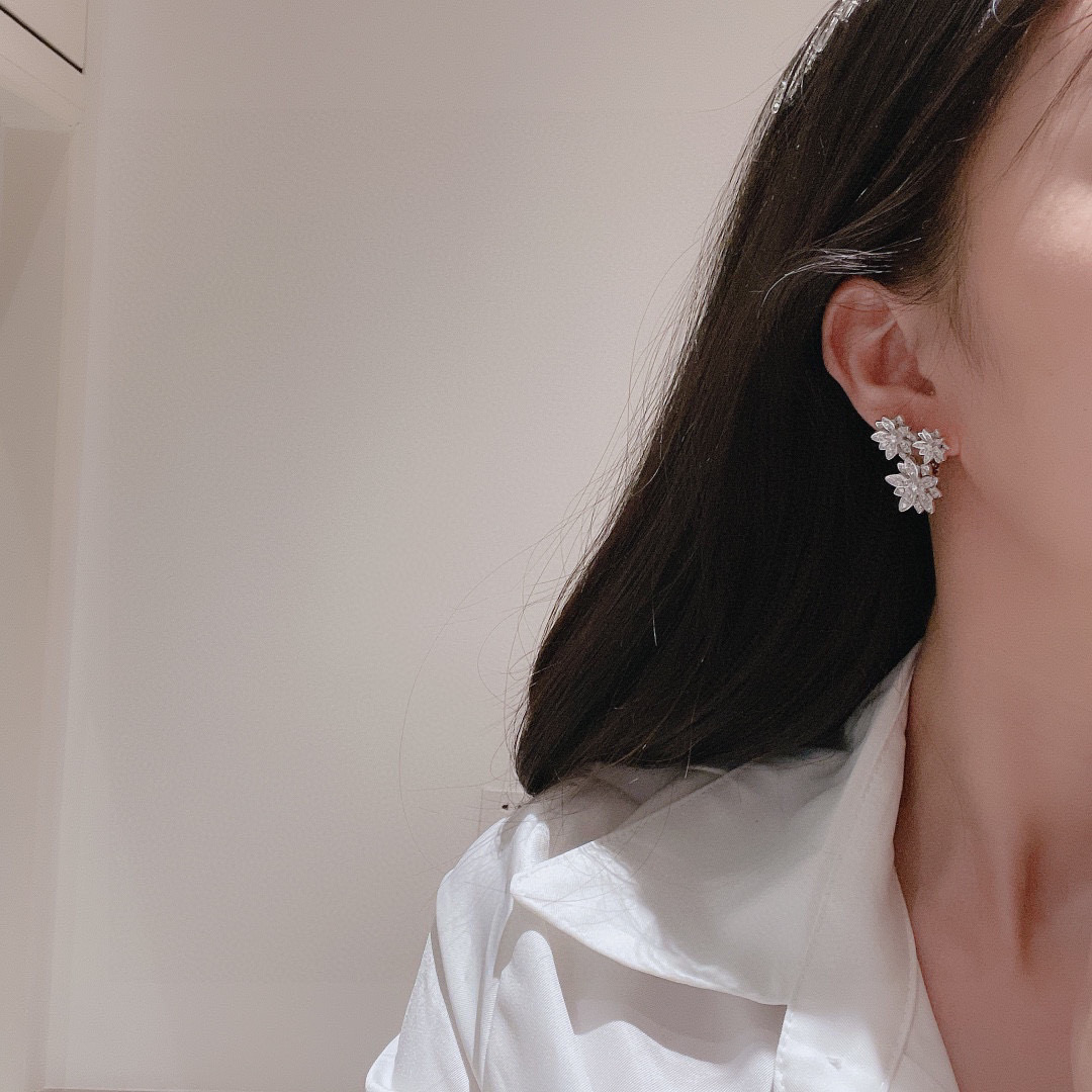 梵克雅宝耳钉👼【】VCA花朵耳钉 银针➕亚金材质 带logo电镀18k白金 配飞碟耳塞🛸美到窒息的繁花耳