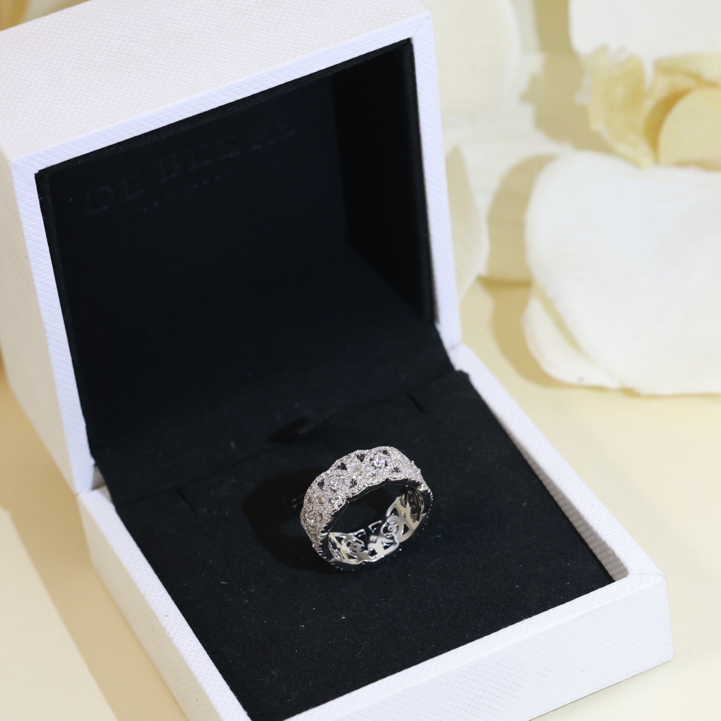  👼【925060】惊艳  戴比尔斯 DE BEERS新款 莲花戒指 气质奢华💎 亚金材质 镶嵌工艺 A