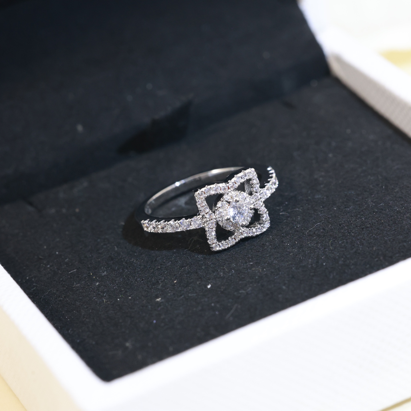  👼【925045】惊艳  戴比尔斯 DE BEERS新款 莲花戒指 气质奢华💎 亚金材质 镶嵌工艺 A
