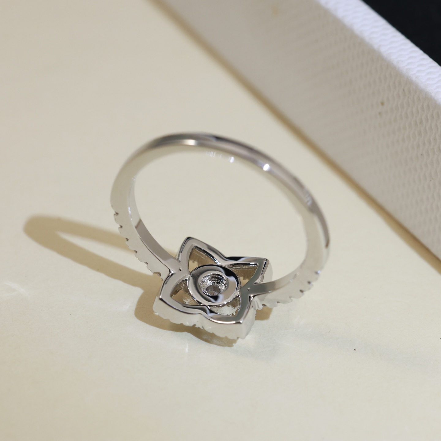  👼【925045】惊艳  戴比尔斯 DE BEERS新款 莲花戒指 气质奢华💎 亚金材质 镶嵌工艺 A