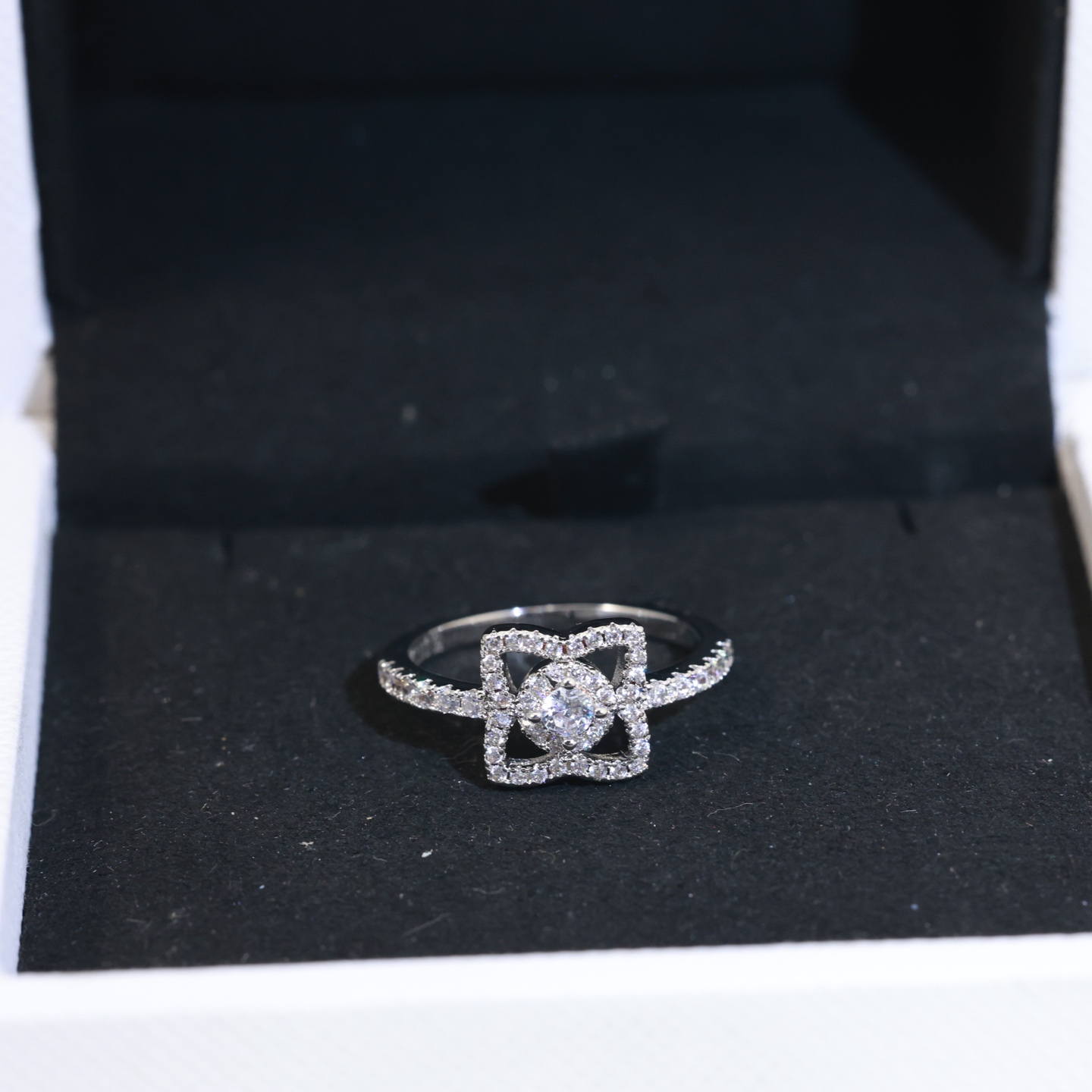  👼【925045】惊艳  戴比尔斯 DE BEERS新款 莲花戒指 气质奢华💎 亚金材质 镶嵌工艺 A