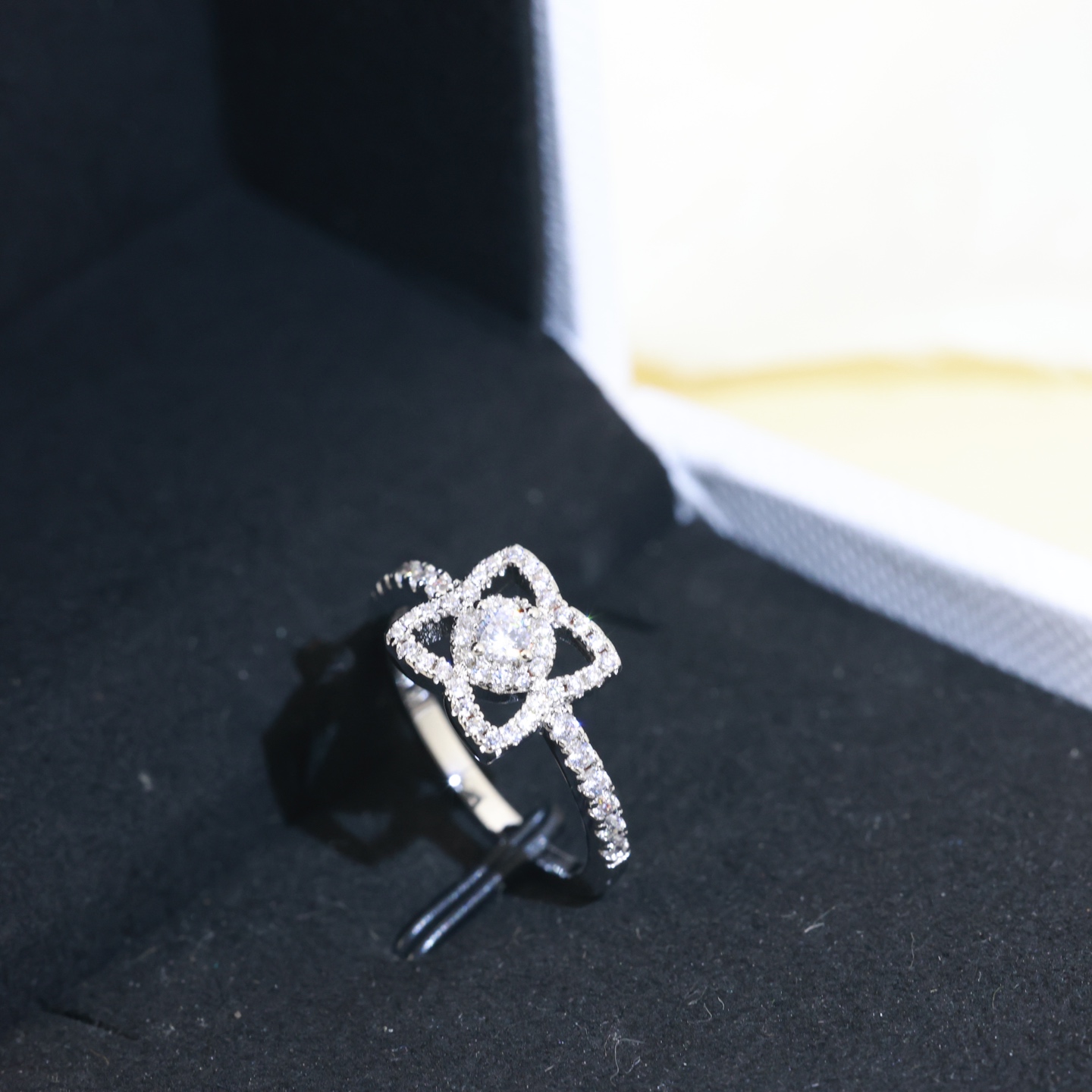 👼【925045】惊艳  戴比尔斯 DE BEERS新款 莲花戒指 气质奢华💎 亚金材质 镶嵌工艺 A