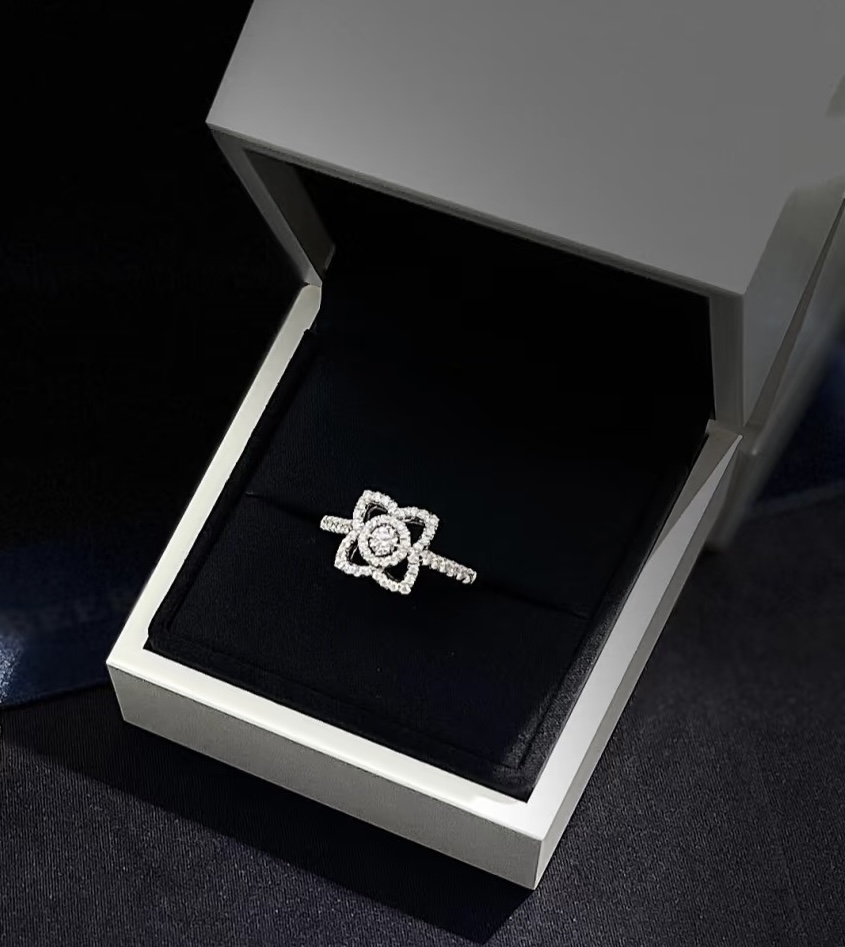  👼【925045】惊艳  戴比尔斯 DE BEERS新款 莲花戒指 气质奢华💎 亚金材质 镶嵌工艺 A