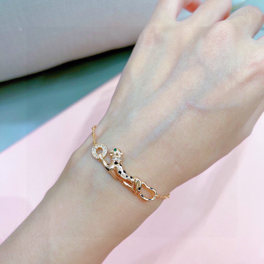 👼p70.Cartier 卡地亚[强]1:1豹子手链出货😝😝经典贵族范儿、奢华满钻抚媚豹子设计💃💃独家实拍 🔍亚金电镀18k金工艺 搭配祖母绿豹眼 使豹子神态更加动人👏霸气满钻豹身女神必备带logo 👼【925060】