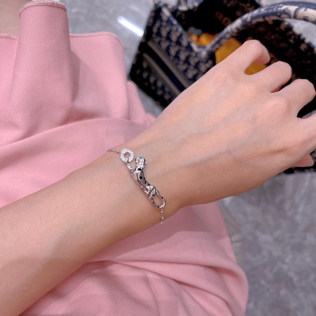 👼p70.Cartier 卡地亚[强]1:1豹子手链出货😝😝经典贵族范儿、奢华满钻抚媚豹子设计💃💃独家实拍 🔍亚金电镀18k金工艺 搭配祖母绿豹眼 使豹子神态更加动人👏霸气满钻豹身女神必备带logo 👼【925060】