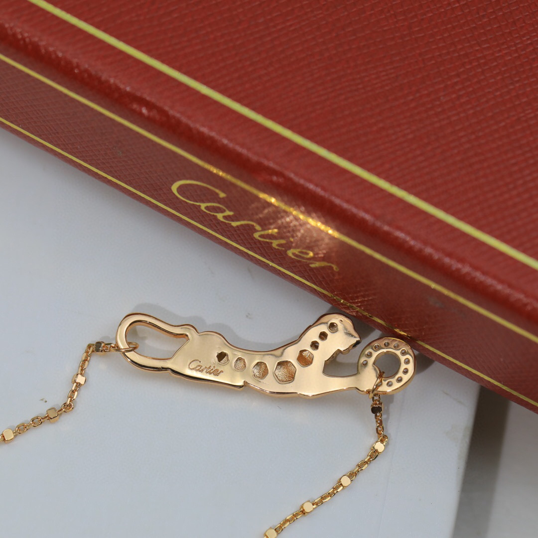 👼p70.Cartier 卡地亚[强]1:1豹子手链出货😝😝经典贵族范儿、奢华满钻抚媚豹子设计💃💃独家实拍 🔍亚金电镀18k金工艺 搭配祖母绿豹眼 使豹子神态更加动人👏霸气满钻豹身女神必备带logo 👼【925060】