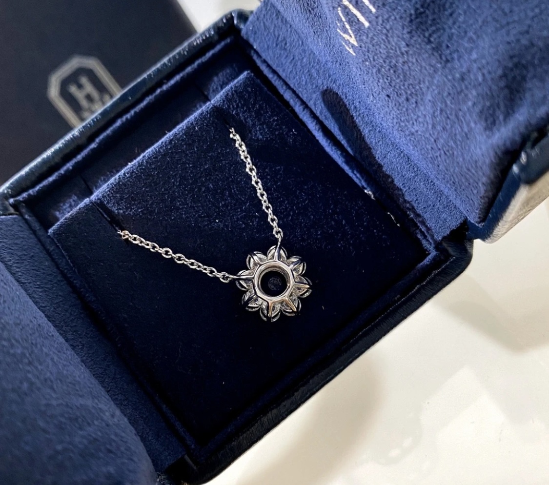 High Carbon Little Flower Necklace with Beautiful Diamond and Staggered Cut for Bright Sparkle - 图片 8