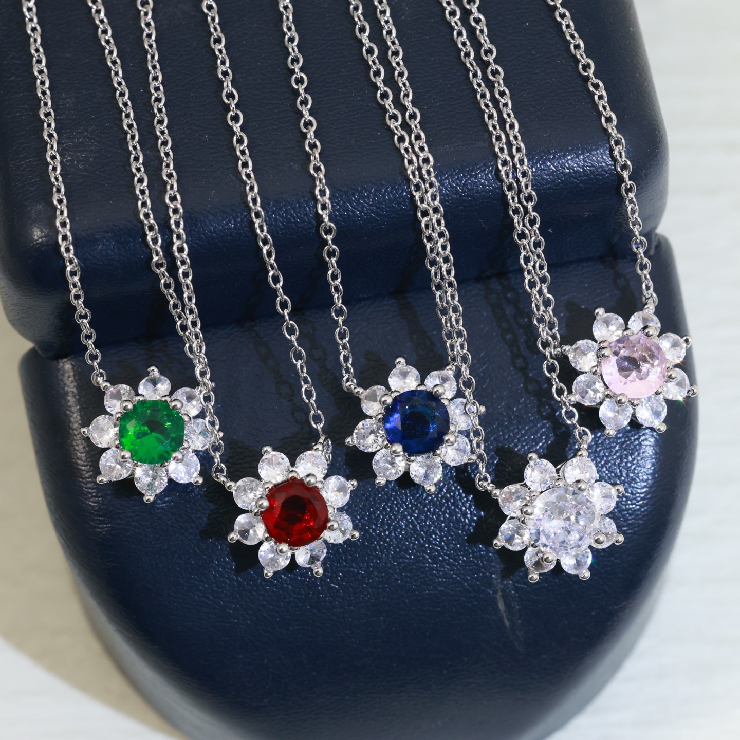 High Carbon Little Flower Necklace with Beautiful Diamond and Staggered Cut for Bright Sparkle