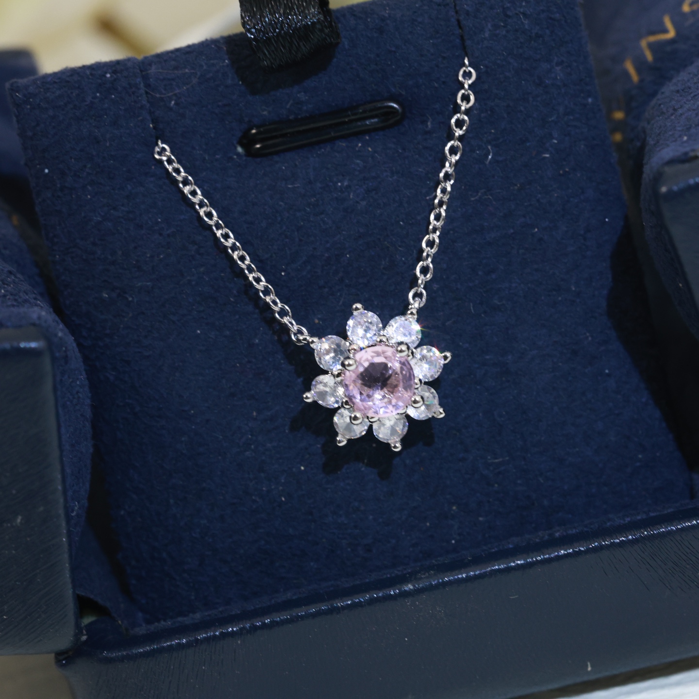 High Carbon Little Flower Necklace with Beautiful Diamond and Staggered Cut for Bright Sparkle - 图片 4