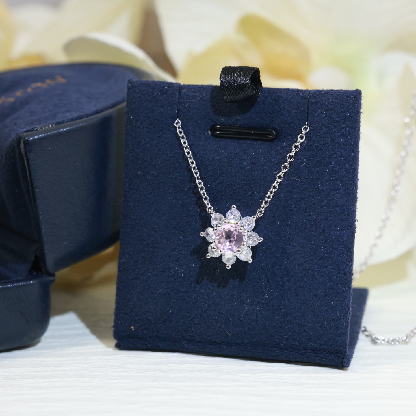 High Carbon Little Flower Necklace with Beautiful Diamond and Staggered Cut for Bright Sparkle - 图片 6