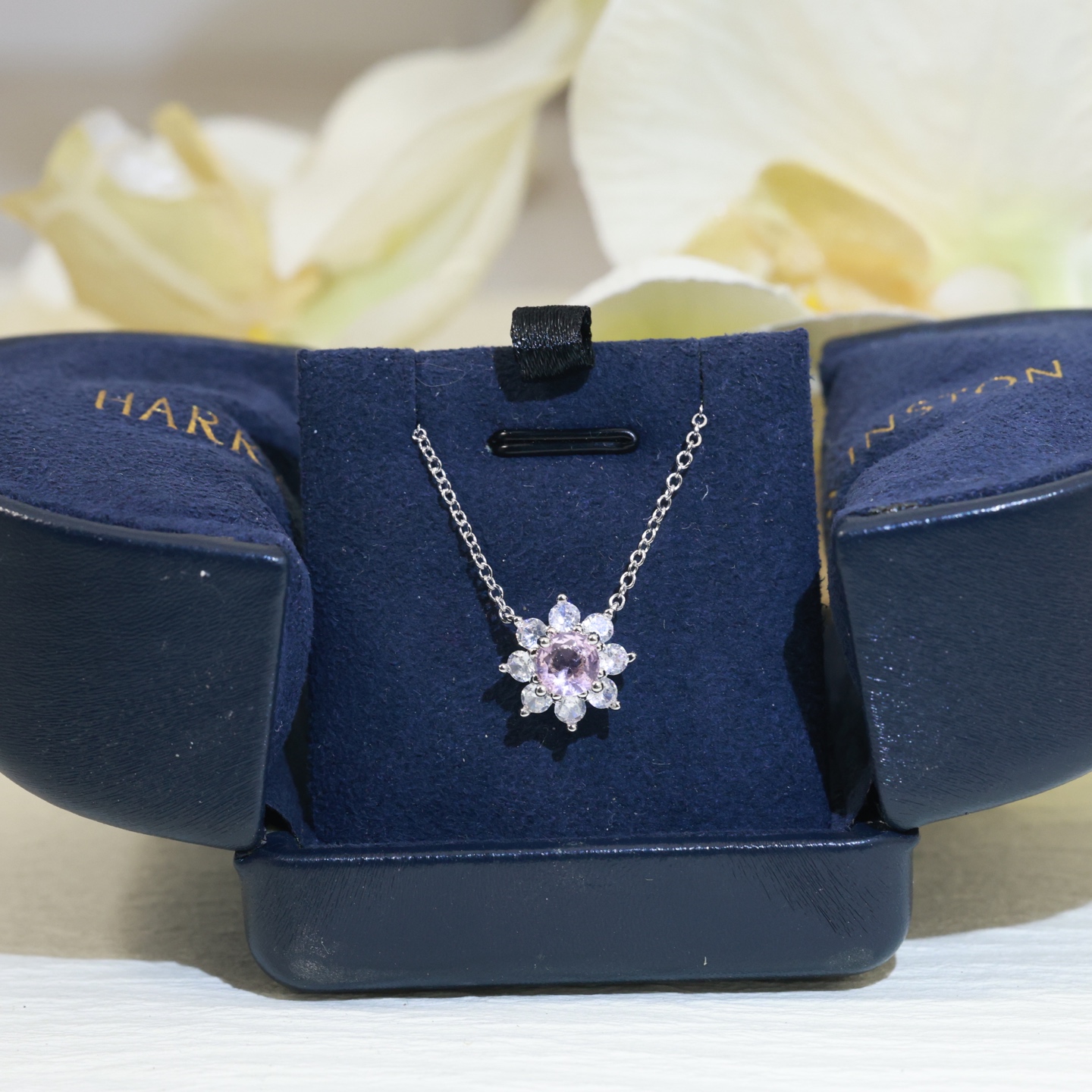 High Carbon Little Flower Necklace with Beautiful Diamond and Staggered Cut for Bright Sparkle - 图片 3