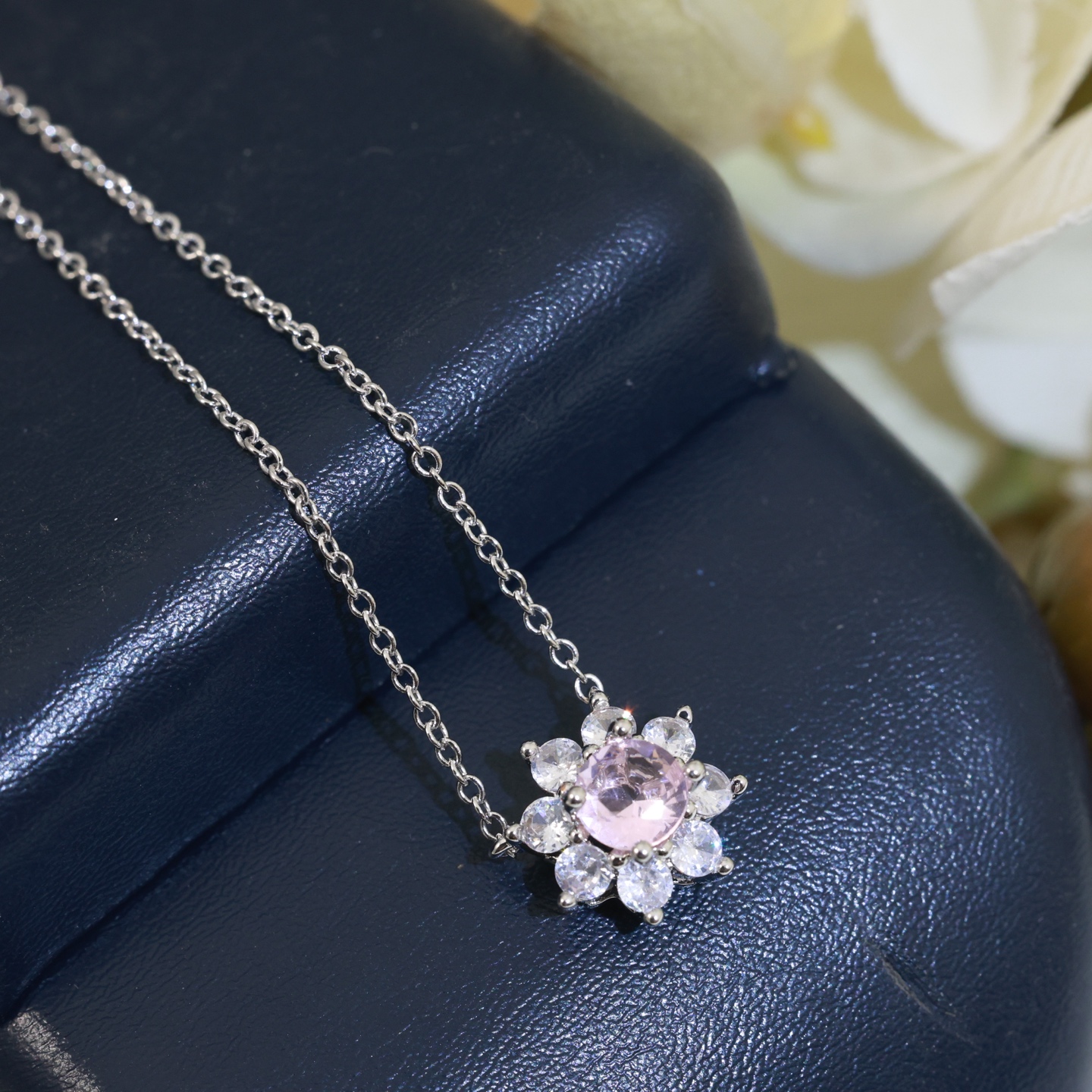 High Carbon Little Flower Necklace with Beautiful Diamond and Staggered Cut for Bright Sparkle - 图片 2