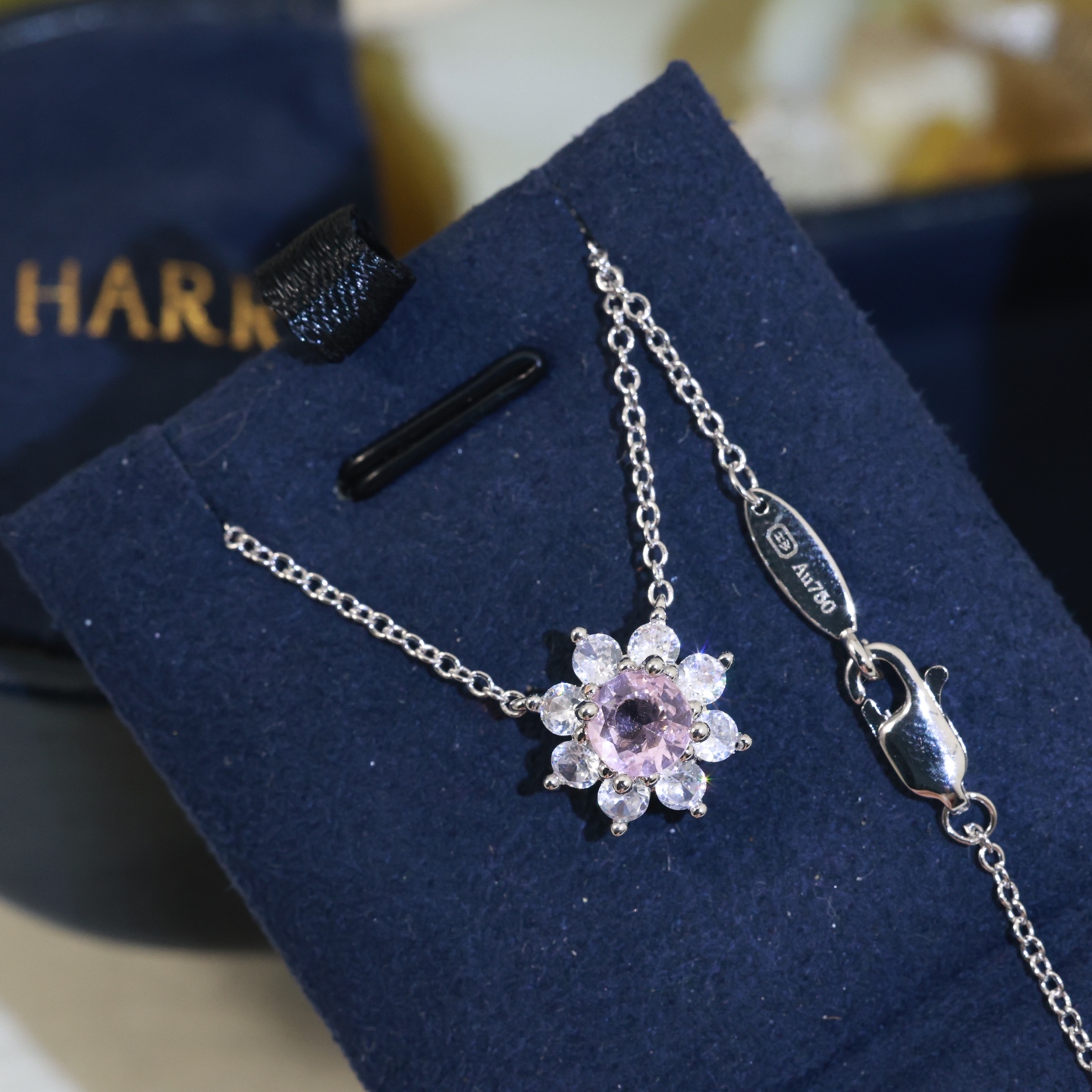 High Carbon Little Flower Necklace with Beautiful Diamond and Staggered Cut for Bright Sparkle - 图片 5