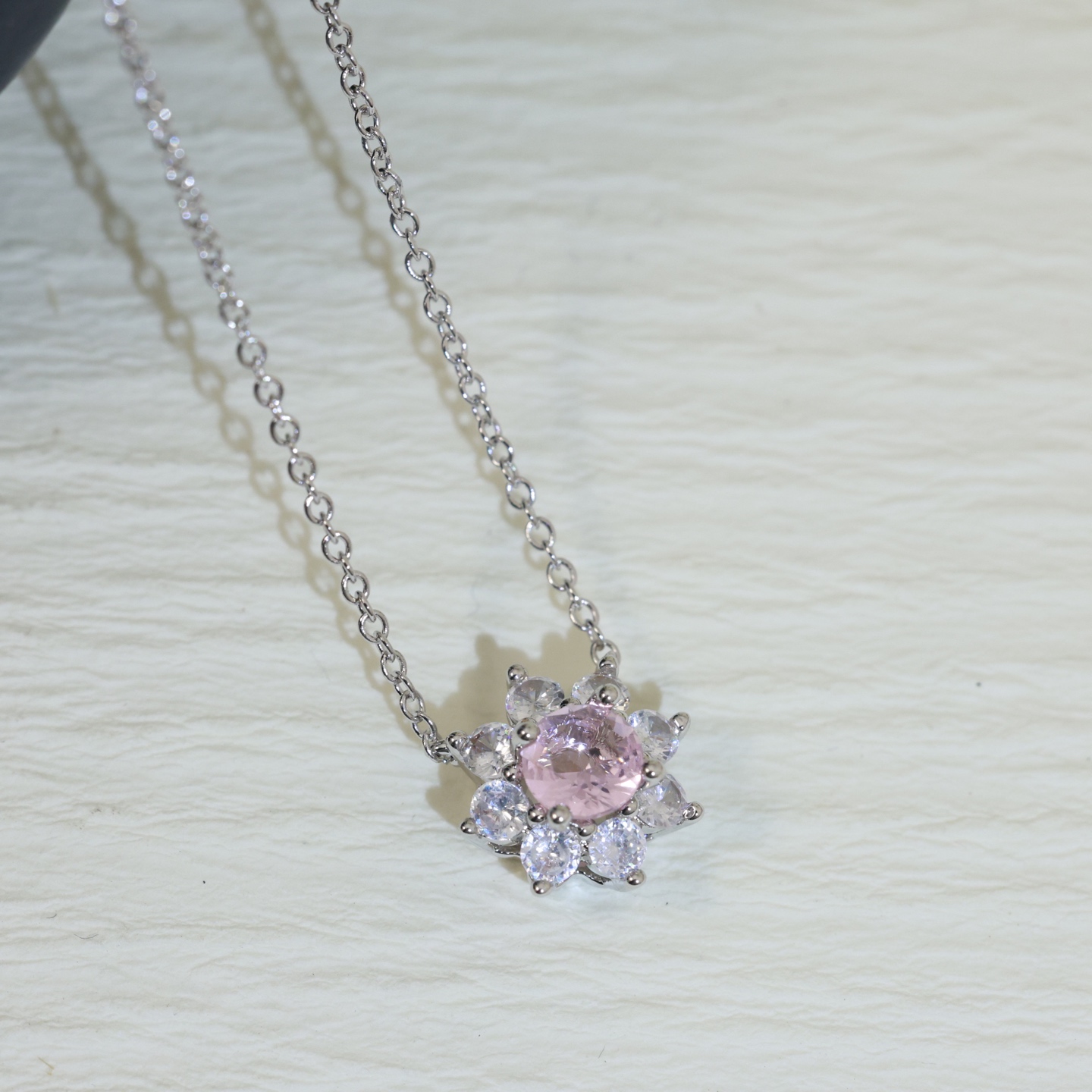 High Carbon Little Flower Necklace with Beautiful Diamond and Staggered Cut for Bright Sparkle - 图片 7