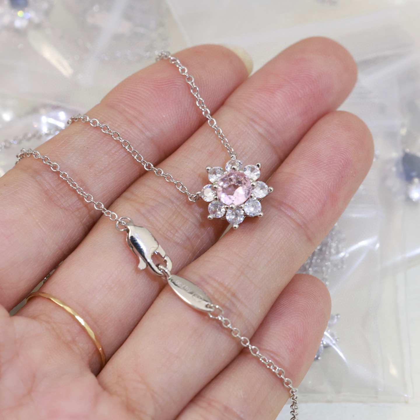 High Carbon Little Flower Necklace with Beautiful Diamond and Staggered Cut for Bright Sparkle - 图片 9