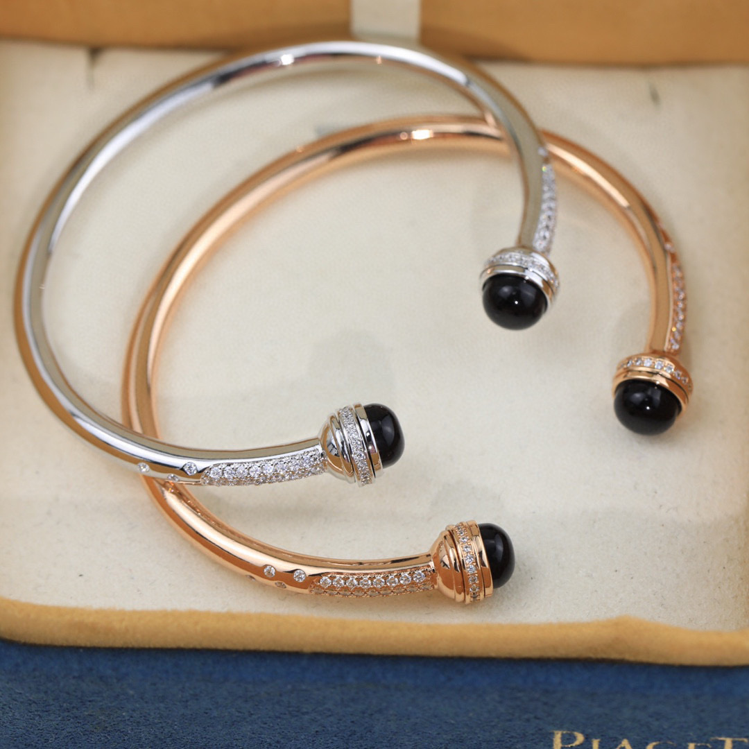 ❤️100包邮/原单代购级别
伯爵手镯👼【925058】伯爵专柜最新款宝石转动系列手镯，可以转动的手镯，太有意思了❗美呆美呆了🎈🎈真心美到不行🎈🎈精选V金材质，带logo。独家老师傅转动工艺，Au750电镀层厚金电镀 。