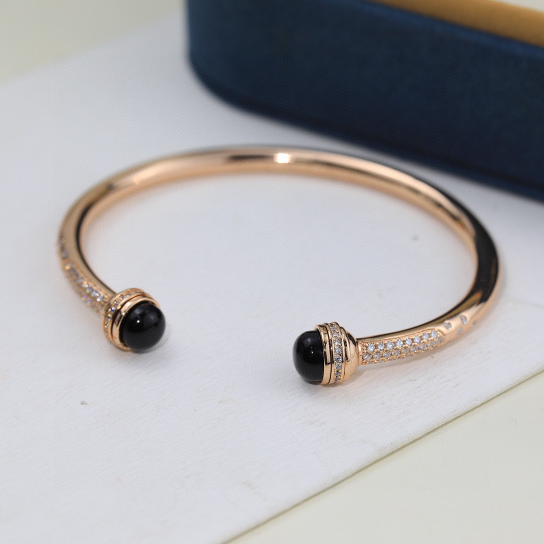 ❤️100包邮/原单代购级别
伯爵手镯👼【925058】伯爵专柜最新款宝石转动系列手镯，可以转动的手镯，太有意思了❗美呆美呆了🎈🎈真心美到不行🎈🎈精选V金材质，带logo。独家老师傅转动工艺，Au750电镀层厚金电镀 。