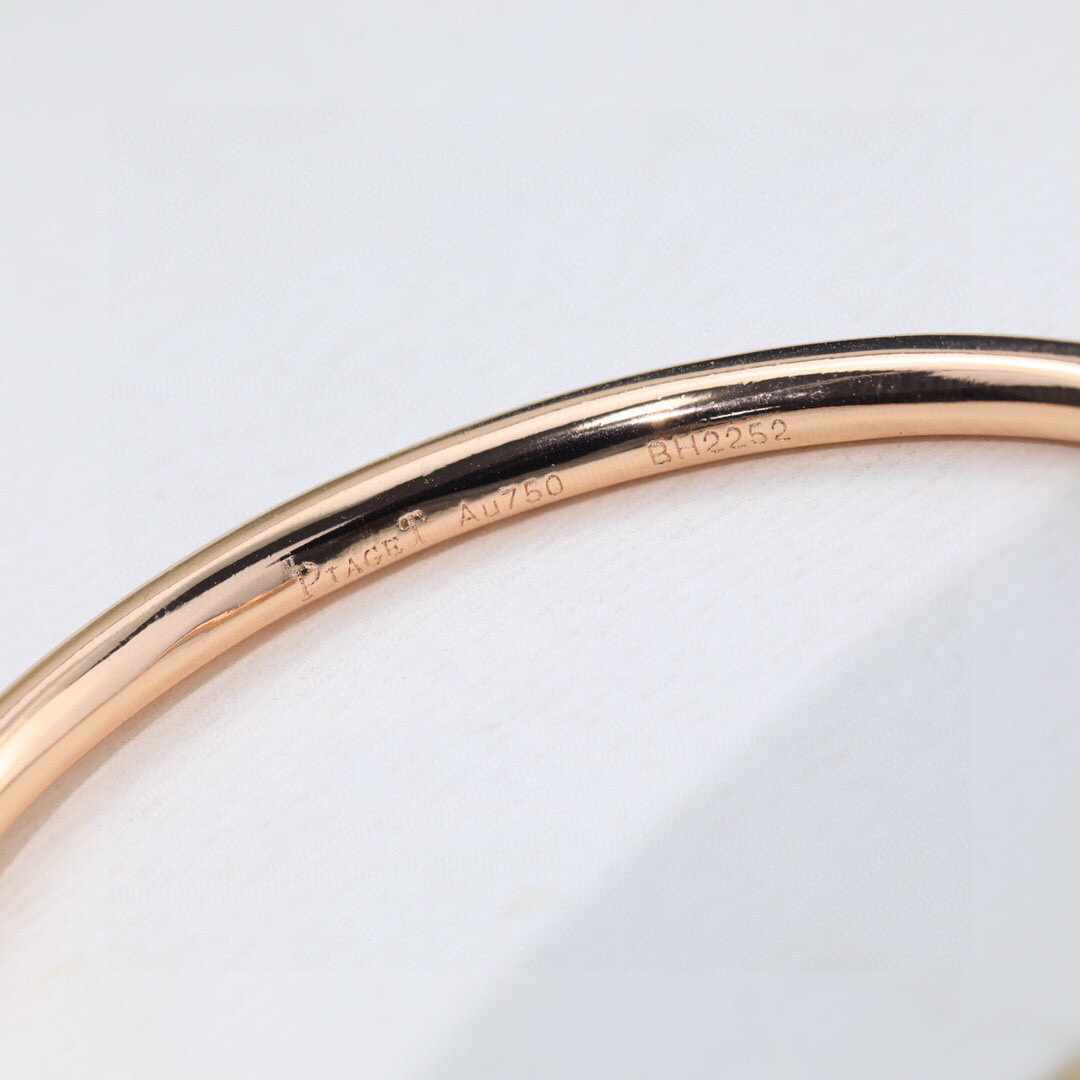 ❤️100包邮/原单代购级别
伯爵手镯👼【925058】伯爵专柜最新款宝石转动系列手镯，可以转动的手镯，太有意思了❗美呆美呆了🎈🎈真心美到不行🎈🎈精选V金材质，带logo。独家老师傅转动工艺，Au750电镀层厚金电镀 。