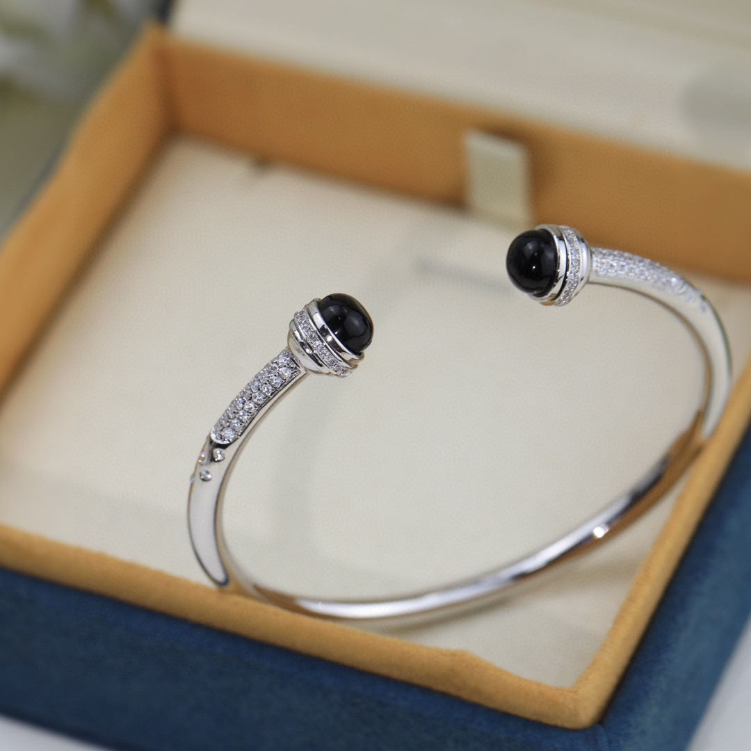 ❤️100包邮/原单代购级别
伯爵手镯👼【925058】伯爵专柜最新款宝石转动系列手镯，可以转动的手镯，太有意思了❗美呆美呆了🎈🎈真心美到不行🎈🎈精选V金材质，带logo。独家老师傅转动工艺，Au750电镀层厚金电镀 。