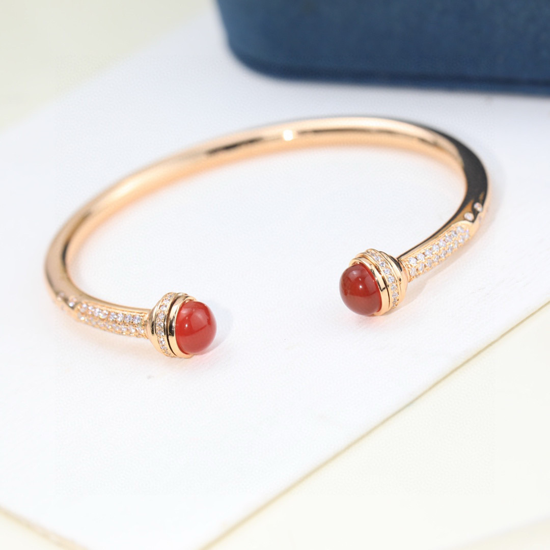 ❤️100包邮/原单代购级别
伯爵手镯👼【925058】伯爵专柜最新款宝石转动系列手镯，可以转动的手镯，太有意思了❗美呆美呆了🎈🎈真心美到不行🎈🎈精选V金材质，带logo。独家老师傅转动工艺，Au750电镀层厚金电镀 。