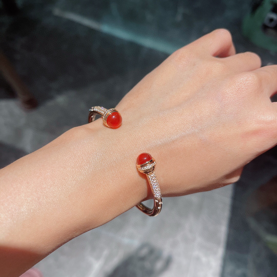 ❤️100包邮/原单代购级别
伯爵手镯👼【925058】伯爵专柜最新款宝石转动系列手镯，可以转动的手镯，太有意思了❗美呆美呆了🎈🎈真心美到不行🎈🎈精选V金材质，带logo。独家老师傅转动工艺，Au750电镀层厚金电镀 。