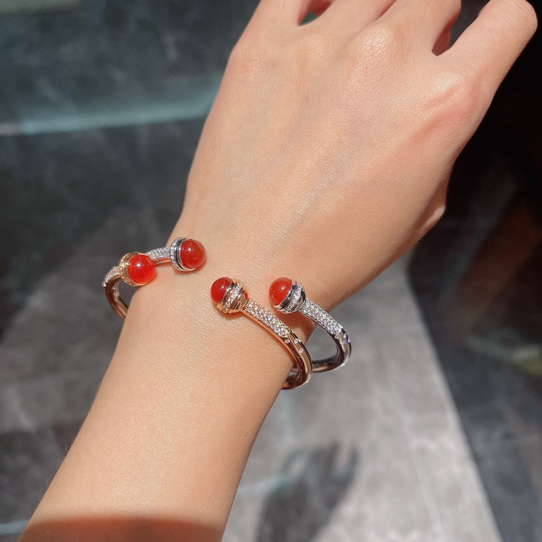 ❤️100包邮/原单代购级别
伯爵手镯👼【925058】伯爵专柜最新款宝石转动系列手镯，可以转动的手镯，太有意思了❗美呆美呆了🎈🎈真心美到不行🎈🎈精选V金材质，带logo。独家老师傅转动工艺，Au750电镀层厚金电镀 。