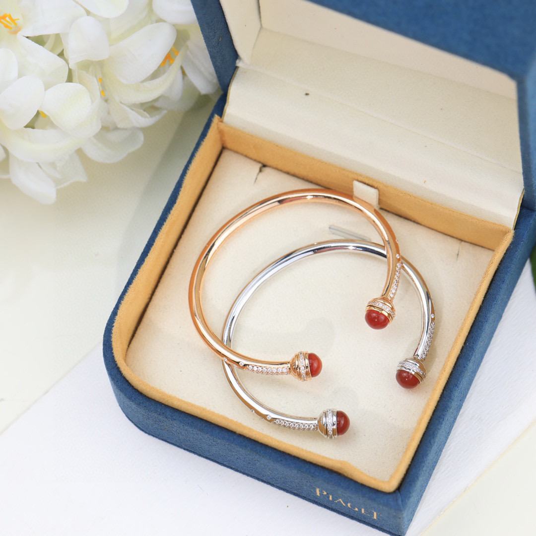 ❤️100包邮/原单代购级别
伯爵手镯👼【925058】伯爵专柜最新款宝石转动系列手镯，可以转动的手镯，太有意思了❗美呆美呆了🎈🎈真心美到不行🎈🎈精选V金材质，带logo。独家老师傅转动工艺，Au750电镀层厚金电镀 。